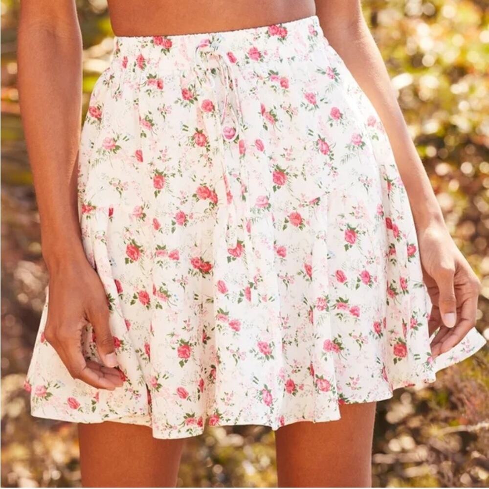 Lulu’s White Floral Tiered Mini Skirt Cute Factor NWOT Medium